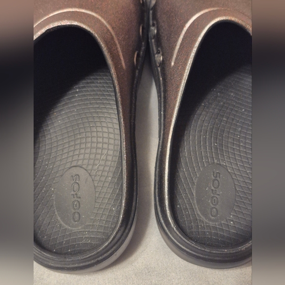OOFOS Women's Size 9 Bronze Glitter Slip-On Clogs - Picture 4 of 10